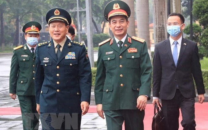 El ministro de Defensa de China, coronel general Wei Fenghe, y su silimar vietnamita, Phan Van Giang. (Fotografía: VNA)