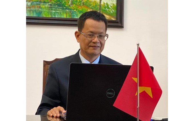El embajador vietnamita en Argentina, Duong Quoc Thanh en el encuentro en línea. (Fotografía: baoquocte.vn)