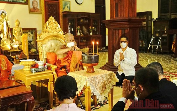 Acto de entrega de la ayuda a la comunidad budista de Camboya. (Fotografía: Nhan Dan)
