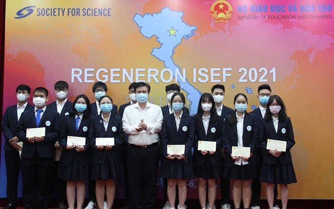El viceministro de Educación y Formación de Vietnam, Nguyen Huu Do, con los estudiantes que participarán en la ISEF 2021. (Fotografía: giaoducthoidai.vn)