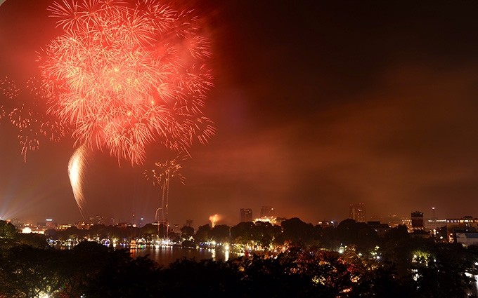 Fuegos artificiales en la zona del Lago de Hoan Kiem (Espada Restituida).