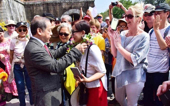 El presidente del Comité Popular de Thua Thien - Hue, Phan Ngoc Tho, da la bienvenida a los primeros turistas a Hue.
