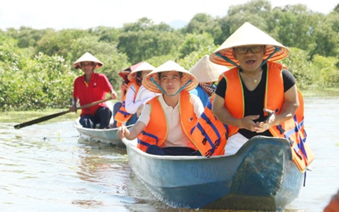 Turistas en un recorrido por vía fluvial en zona deltaica del río Mekong en Vietnam. (Fotografía: hoinongdan.org.vn )