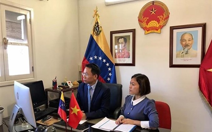 El embajador de Vietnam en Venezuela, Le Viet Duyen, preside el seminario comercial. (Fotografía: VNA)