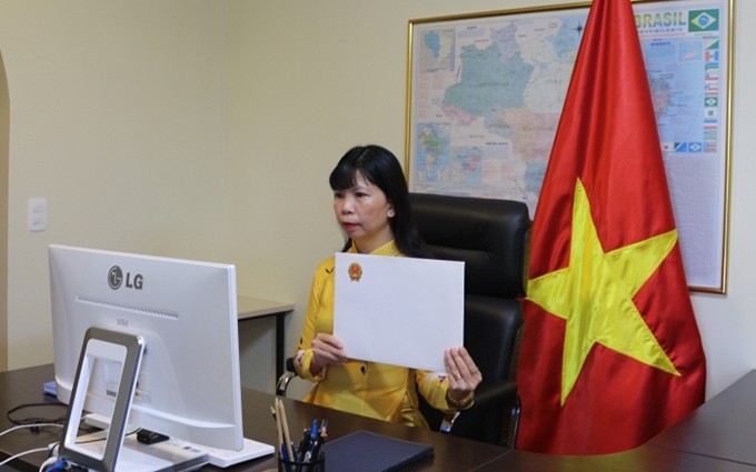 La embajadora Pham Thi Kim Hoa presenta sus cartas credenciales al titular de Relaciones Exteriores y Comercio Internacional de Surinam, Albert Ramdin.