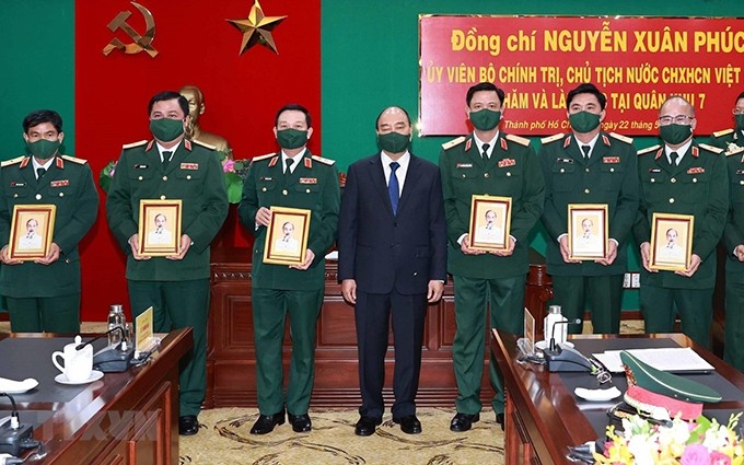 El presidente Nguyen Xuan Phuc y los oficiales de la Región Militar 7. (Fotografía: VNA)
