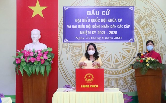 La vicepresidenta vietnamita, Vo Thi Anh Xuan, vota para las elecciones legislativas. (Fotografía: VNA)