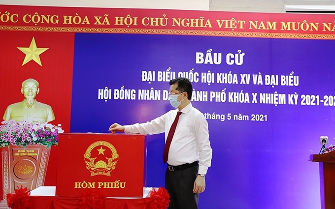 El secretario del Comité del PCV de la ciudad de Da Nang, Nguyen Van Quang emite su voto. (Fotografía: nhandan.com.vn)