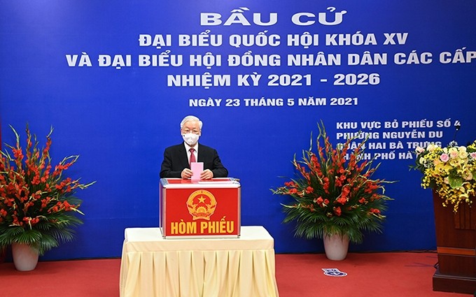 El secretario general del Partido Comunista de Vietnam, Nguyen Phu Trong, emite su voto. 