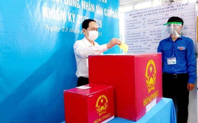 El vicepresidente permanente de la Asamblea Nacional de Vietnam, Tran Thanh Man, acude a la urna. 