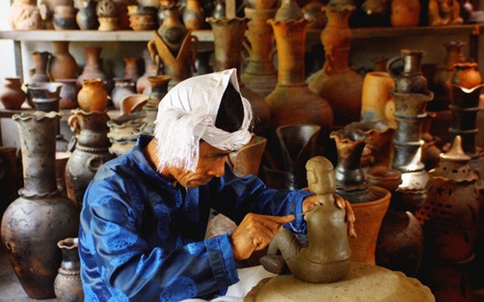 Artesanos en la aldea de Bau Truc, de la provincia central de Ninh Thuan, elaboran obras de cerámica a mano y sin uso de platos giratorios y moldes.