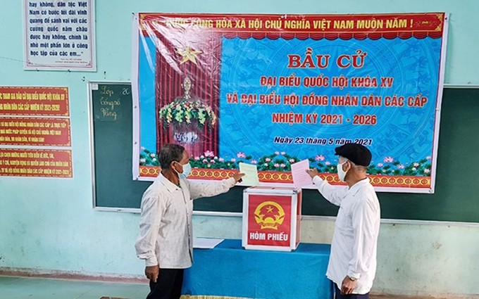 Votantes naturalizados en Quang Tri acuden a las urnas por primera vez.