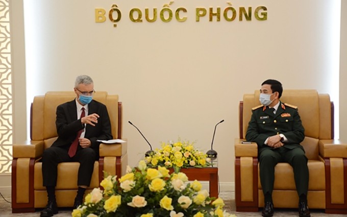 El ministro de Defensa de Vietnam, coronel general Phan Van Giang, y embajador de París en Hanói, Nicolas Warnery. (Fotografía: qdnd.vn)