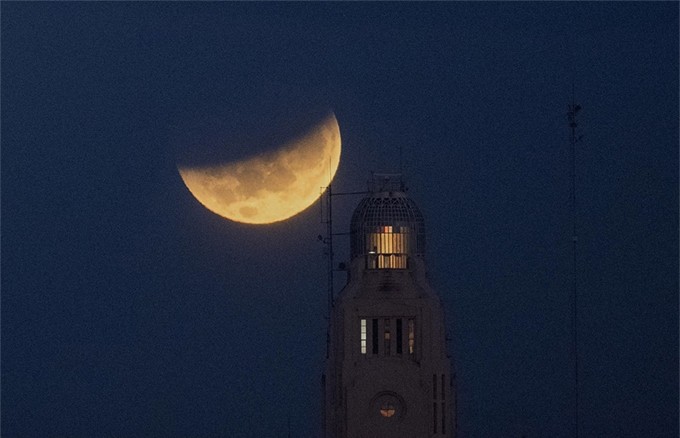 Salida de la luna por encima del puerto de Montevideo, en Uruguay. (Fotografía: AP)