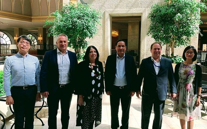 El embajador vietnamita en Israel, Do Minh Hung (tercero por la derecha) junto con los asistentes al encuentro. 
