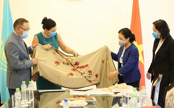 La embajadora Nguyen Phuong Nga participa en el proyecto internacional de arte "El pañuelo de la madre". (Fotografía: thoidai.com.vn)