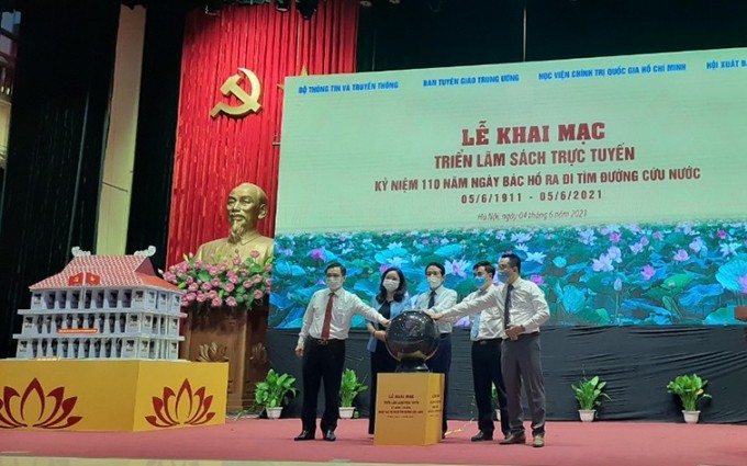 Inauguran exposición virtual de libros en ocasión del 110 aniversario de la expatriación de Ho Chi Minh para buscar la liberación nacional.