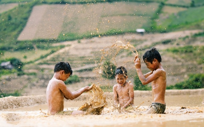 Iluminadas sonrisas de niños en región montañosa norteña de Vietnam