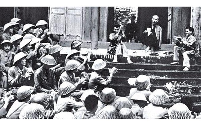 El tío Ho habla con soldados del Ejército Popular de Vietnam en su visita al Templo dedicado a los Reyes Hung en septiembre de 1954. (Fotografía de archivo)