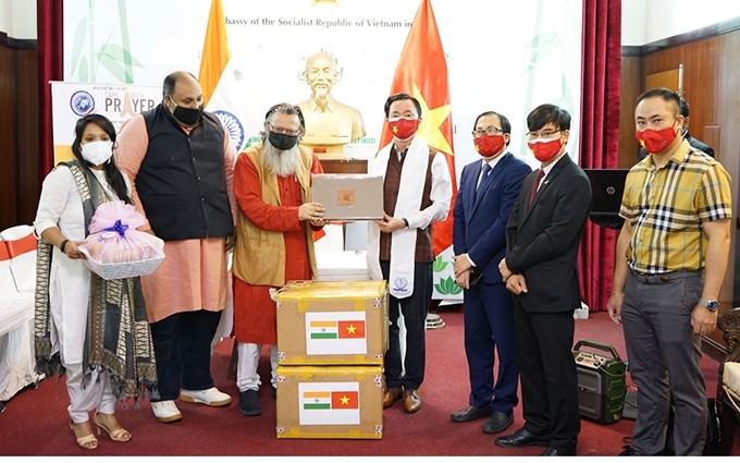 El embajador Pham Sanh Chau entrega suministros médicos a representantes de la India y Nepal. 