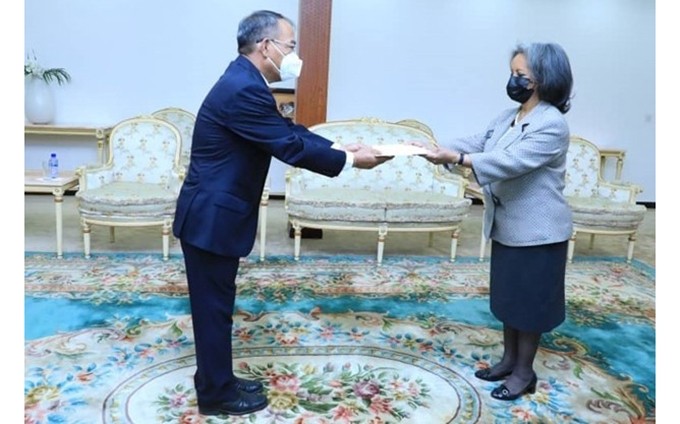 El embajador vietnamita, Nguyen Nam Tien, entrega las cartas credenciales a la presidenta de Etiopía, Sahl-Work Zewde. (Fotografía: VNA)