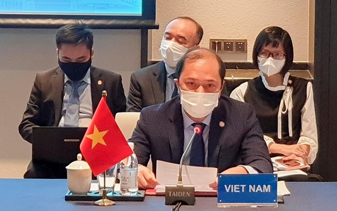 El viceministro de Relaciones Exteriores de Vietnam, Nguyen Quoc Dung aiste al evento.