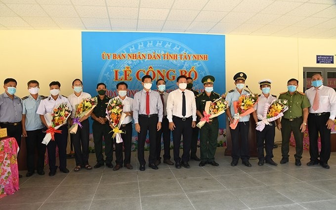 Dirigentes de la provincia vietnamita de Tay Ninh en el acto de apertura oficial de las puertas fronterizas internacionales de Tan Nam y Meun Chey. (Fotografía: thanhnien.vn)