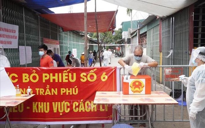 Pobladores votan en las urnas en la provincia de Hai Duong (Fotografía: VNA)