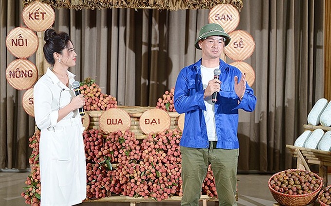 El artista de mérito Xuan Bac transmite en vivo en el lanzamiento para ayudar a los agricolas a consumir productos agrícolas.