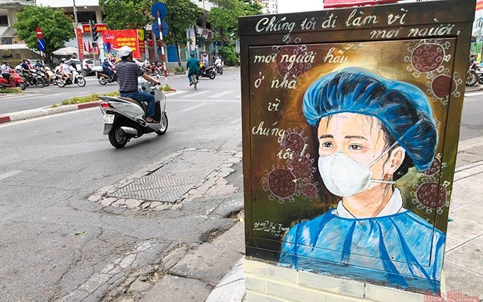 Una de las especiales pinturas en el cruce de las calles de Bach Mai y Le Thanh Nghi llama mucha atención de los transeúntes. (Fotografía: Nhan Dan)