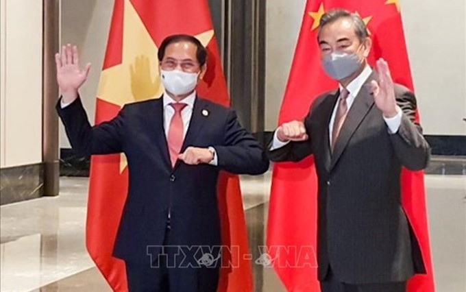 El ministro de Relaciones Exteriores de Vietnam, Bui Thanh Son (izquierda) y su homólogo chino, Wang Yi. (Fotografía: VNA)