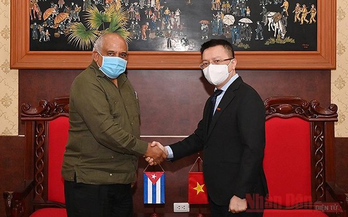 El jefe de redacción del periódico Nhan Dan, Le Quoc Minh (derecha), y el embajador de Cuba en Vietnam, Nicolás Hernández Guillén. (Fotografía: Nhan Dan)