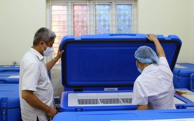 El refrigerador especializado para el almacenamiento de las vacunas (Fotografía: VNA)