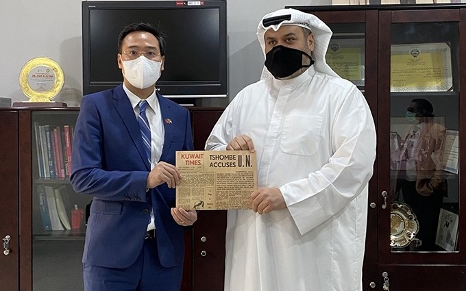 El embajador vietnamita en Kuwait, Ngo Toan Thang, y el editor en jefe del periódico Kuwait Times, Abd Al-Rahman Al Alyan (Fotografía: baoquocte.vn)