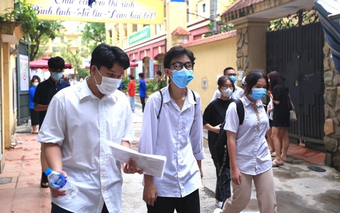 Más de 93 mil alumnos de Hanói completaron hoy su examen de ingreso al bachillerato para el año escolar 2021-2022.