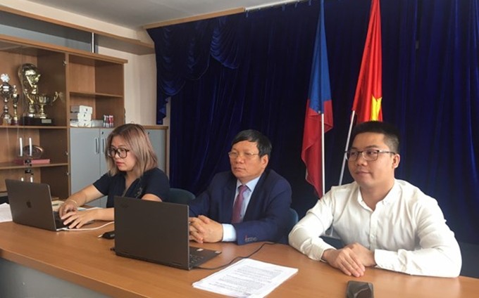 El presidente de la Unión de Vietnamitas en Europea, Hoang Dinh Thang, y los representantes de la Asociación Estudiantes connacionales en la República Checa (Fotografía: VNA)