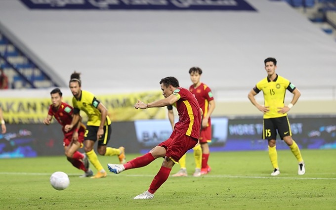 El capitán Que Ngoc Hai ejecuta el penalty en el partido con Malasia.