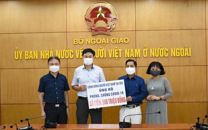 La comunidad de vietnamitas en la República Checa dona al Fondo nacional de vacunas contra el Covid-19. (Fotografía: thanhnien.vn)