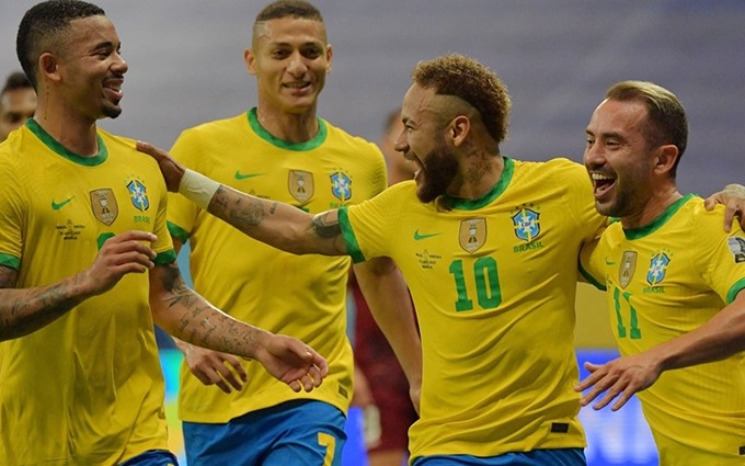 Neymar y sus compañeros expresan alegría tras doblar la distancia para Brasil.