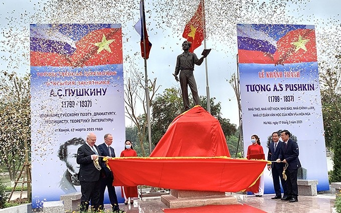 Ceremonia de inauguración de la estatua del gran poeta ruso Aleksandr Sergeyevich Pushkin en Hanói. (Fotografía: Servicio de Relaciones Exteriores de Hanói)