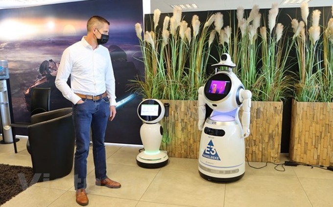Robot capaz de medir la temperatura corporal de los clientes (Fotografía: VNA)