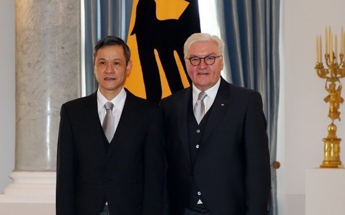 Embajador de Vietnam, Nguyen Minh Vu (izquierda), y el presidente alemán, Frank-Walter Steinmeier. (Fotografía: VNA)