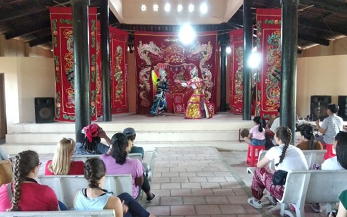 Espectáculo de drama clásico Hat Boi (el canto Boi) que sirve a decenas de turistas estadounidenses.