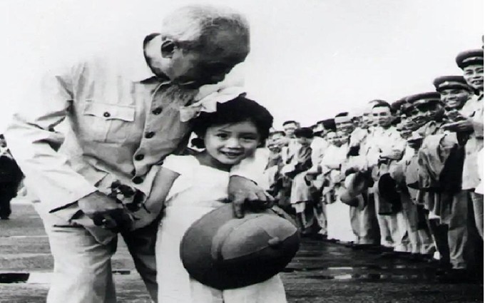 El tío Ho y la niña Xiaohong (Wang Feng) en mayo de 1957 en el aeropuerto de Gia Lam. 