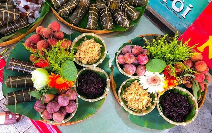 En los días del calor sofocante de pleno verano, los vietnamitas tienen la costumbre de comer frutas ácidas y “Banh tro” y beber vino de arroz glutinoso tan pronto como se despiertan, puesto que creen que esto les ayudará a eliminar las enfermedades.