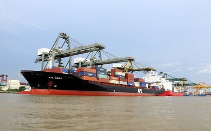 Contenedores enviados a través de un puerto marítimo de Vietnam (Fuente: VNA)