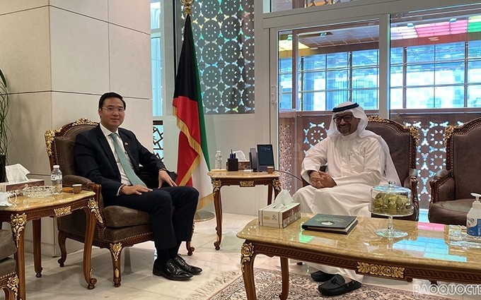 El embajador de Vietnam en Kuwait, Ngo Toan Thang, y el ministro de Finanzas y secretario de Estado para Asuntos Económicos y de Inversión kuwaití, Khalifa Musaed Hamada.
