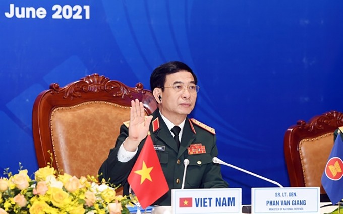 El miembro del Buró Político y titular de Defensa de Vietnam, Phan Van Giang, asiste a la reunión (Fotografía: qdnd.vn)