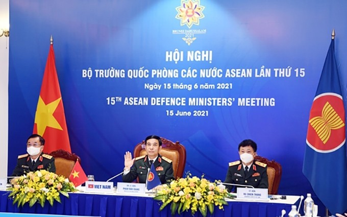 El ministro de Defensa de Vietnam, Phan Van Giang (C), asiste al evento.