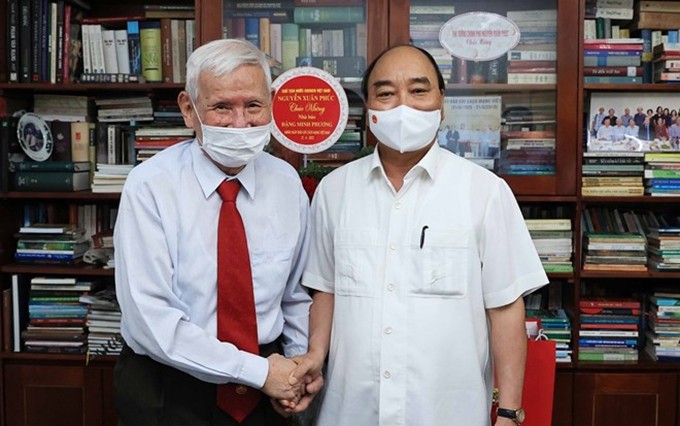 El presidente de Vietnam, Nguyen Xuan Phuc, y el periodista veterano Dang Minh Phuong.